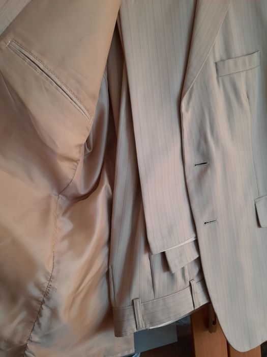 Męski jasny garnitur