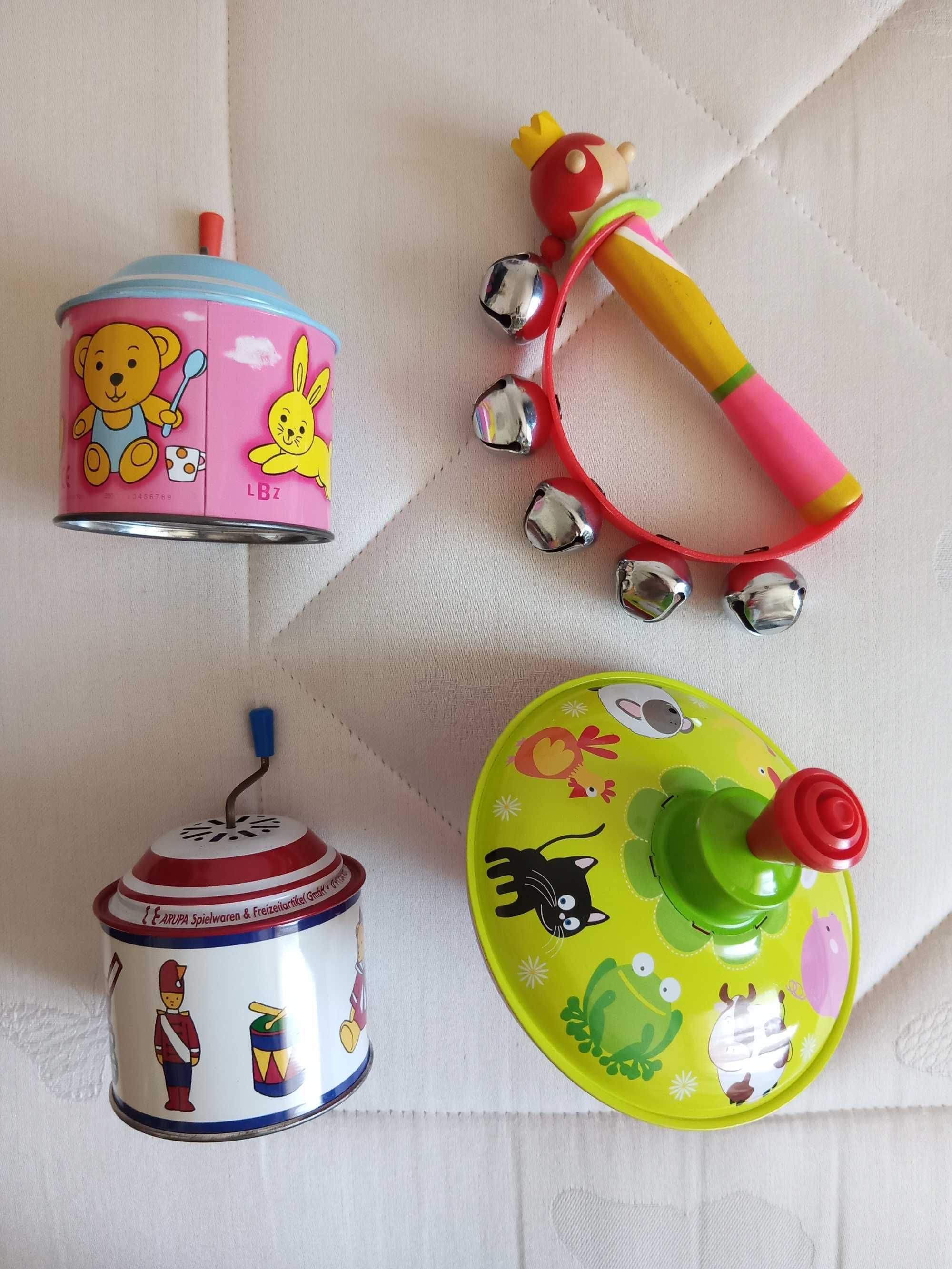 Brinquedos, pião quinta, pandeireta guizos, 2 caixas mecânica musical