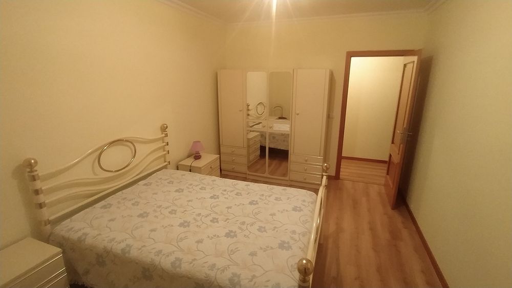 Quarto completo (com guarda-fatos)