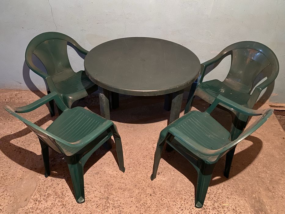 Продам пластиковый стол и стулья комплект