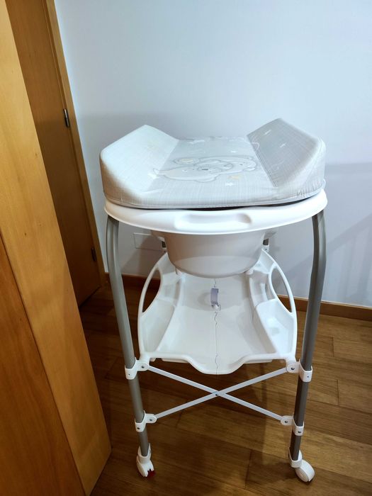 Banheira com muda fraldas para bebê
