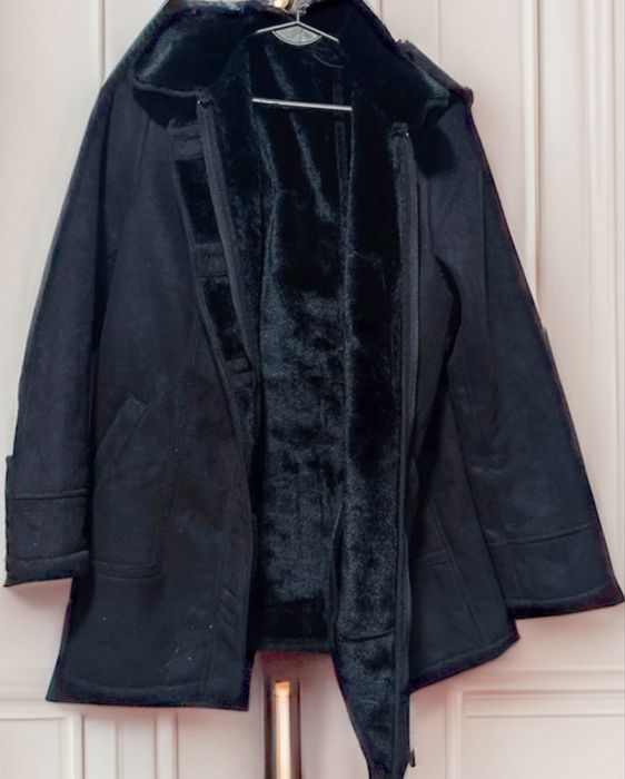 Zimowy ciepły płaszcz / kożuch damski z futerkiem i kapturem