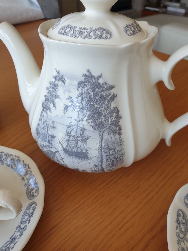 Conjunto de chá/ café de porcelana de antiga Fábrica de Loiça de Sacav