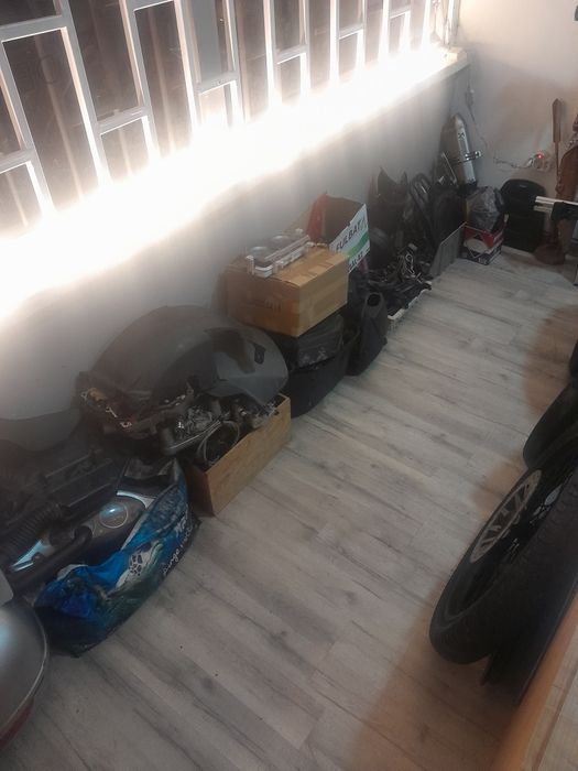 Vario material de várias motas em stock de oficina