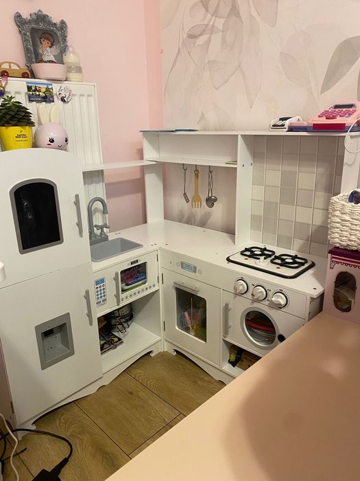 Narożna kuchnia dla dzieci