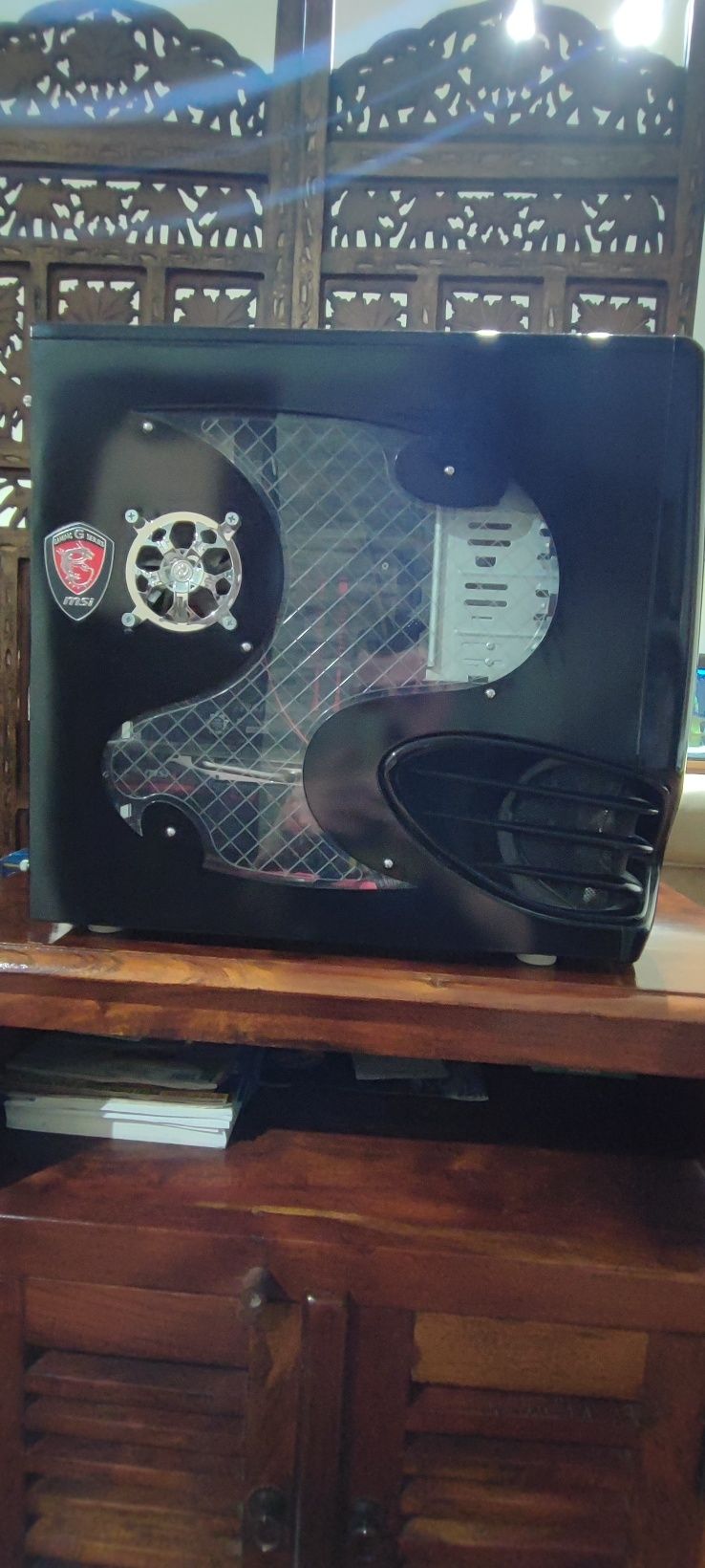 Komputer gamingowy z monitorem