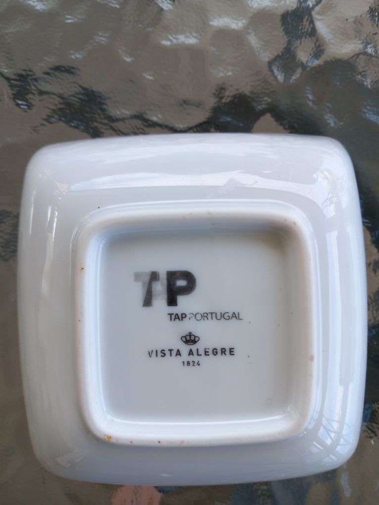 Peça da vista alegre TAP. Em porcelana.