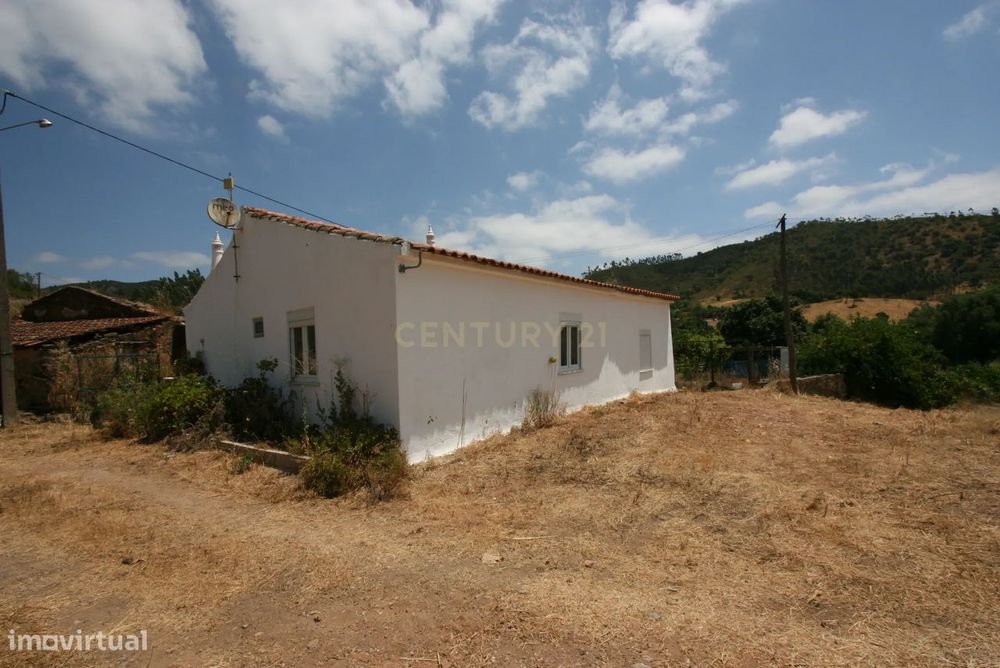 Quinta tradicional com moradia, garagem e vários anexos em terreno de