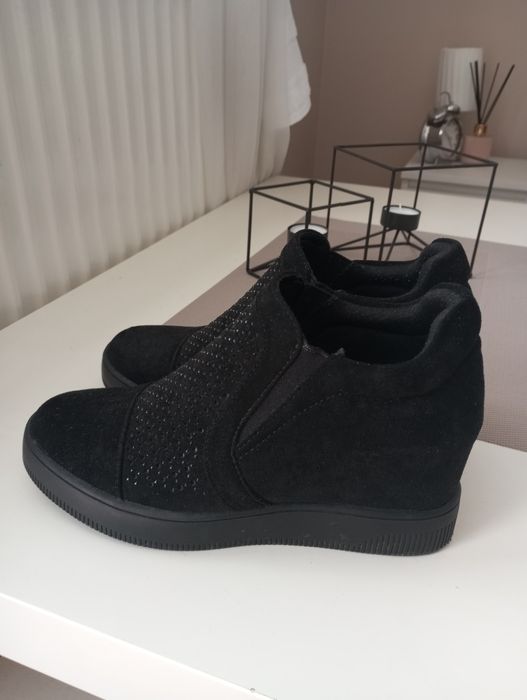 Buty na niewielkiej koturnie