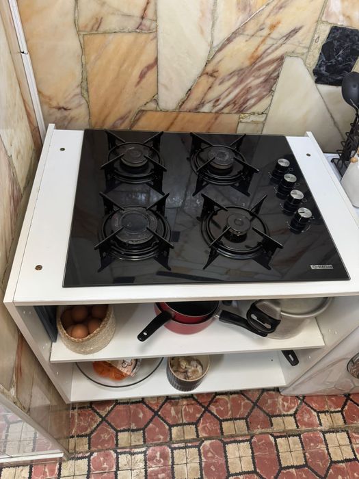 Mesa extensiva Ikea e placa com gabinete