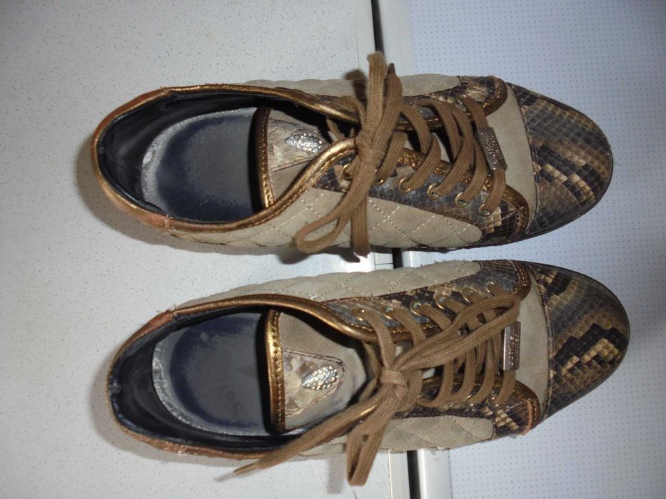 ténis de senhora muito práticos