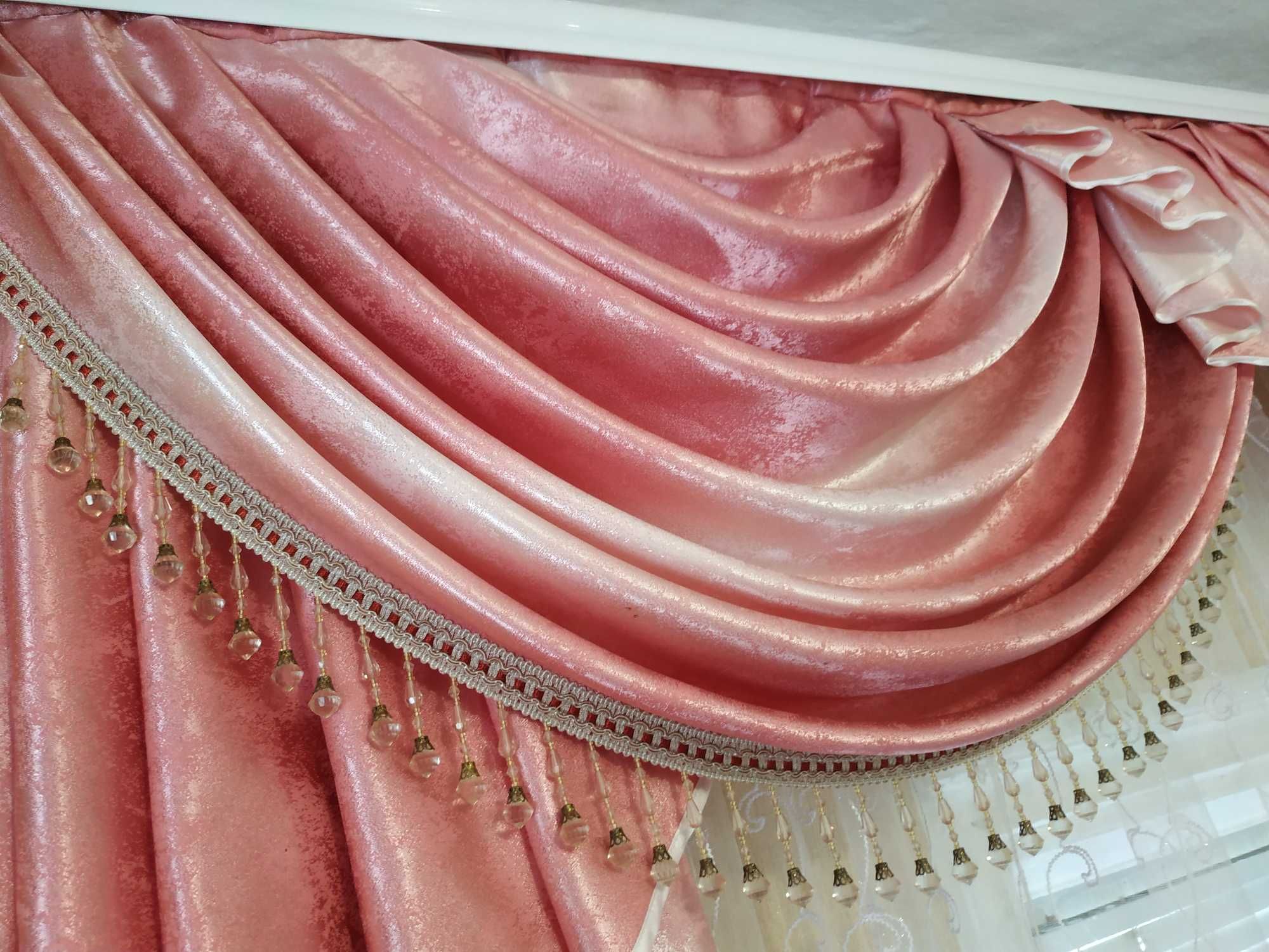 Изумительный готовый розовый ламбрекен омбре с кристаллами (195х156см)