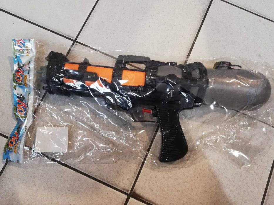 Pistolet zabawka do wody na wodę sikawka śmigus dyngus dla dziecka
