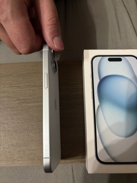 Iphone 15 od nowosci z szkiełkiem i etui na pleckach.