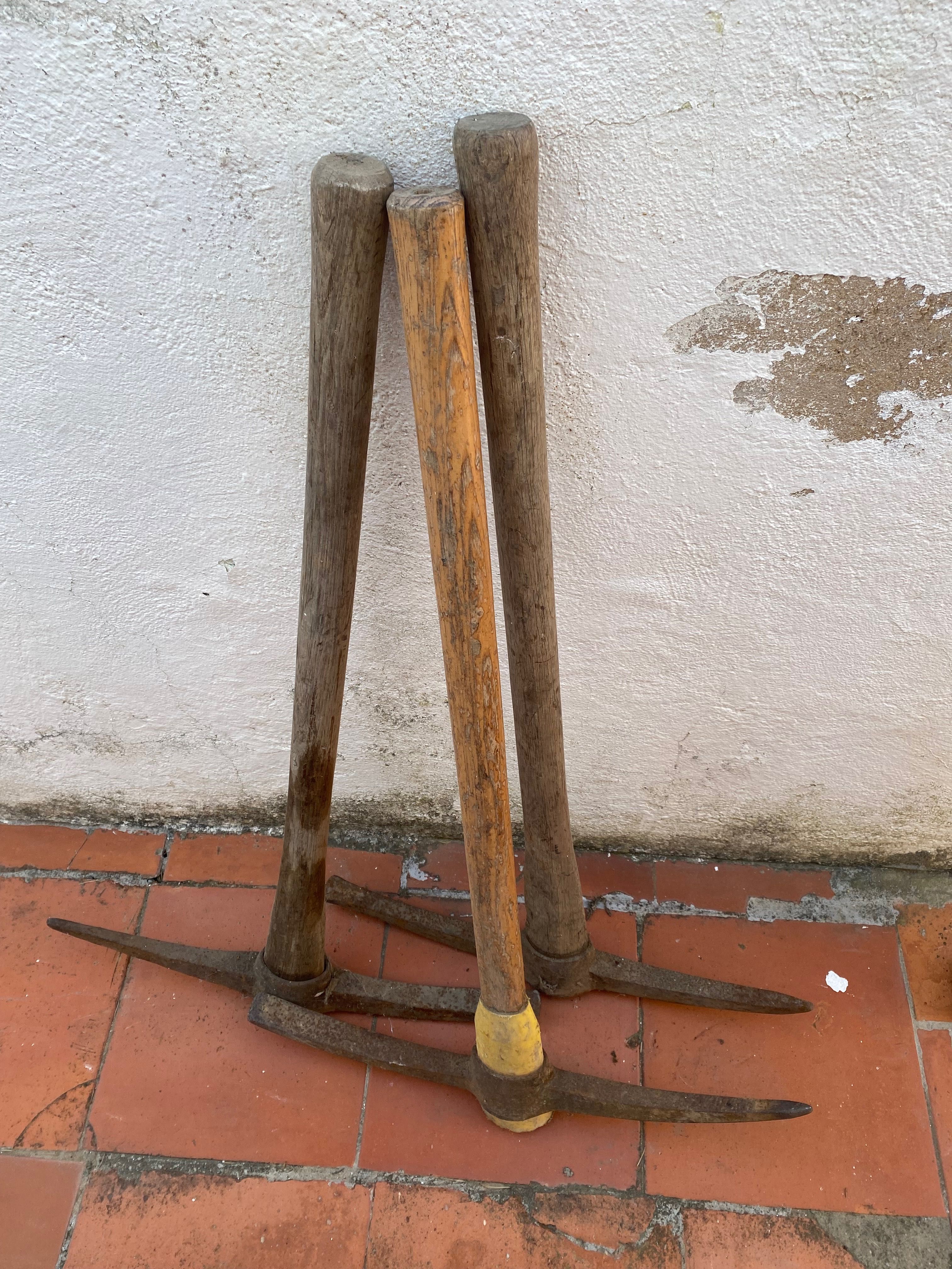 Pás, picaretas e  materiais de construção tudo a bom preço