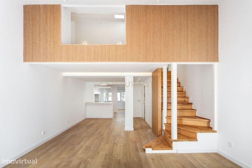Luxuoso Apartamento Renovado com Vista para a Cidade em Lisboa