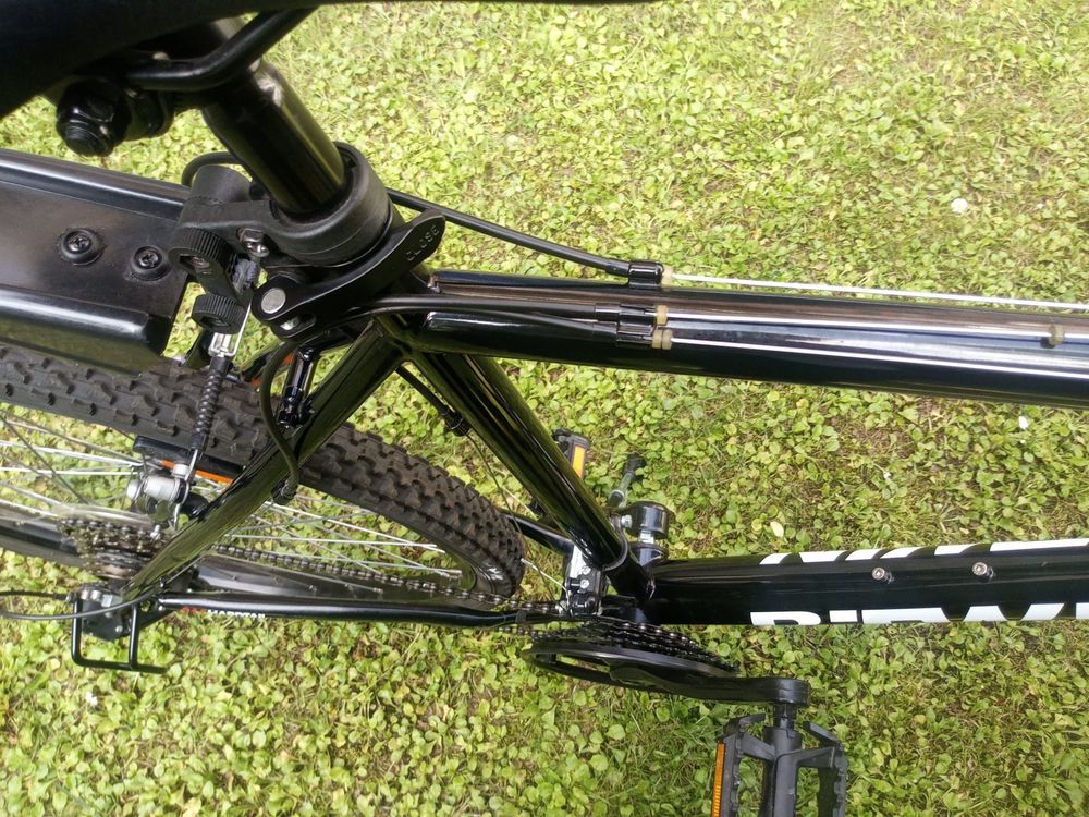 Czarny rower męski Decathlon B’Twin Rockrider 300