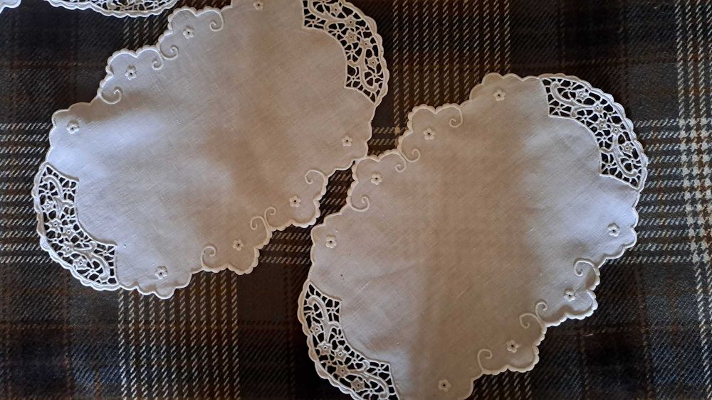 Naperons (3) em linho "Bordado Manual da Lixa"