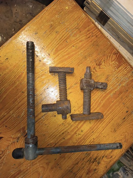 винт с упорной гайкой на тиски