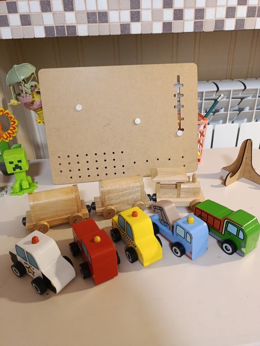 Дерев'яні  машини, потяг, пульт інтерактивний, розвиваючі іграшки