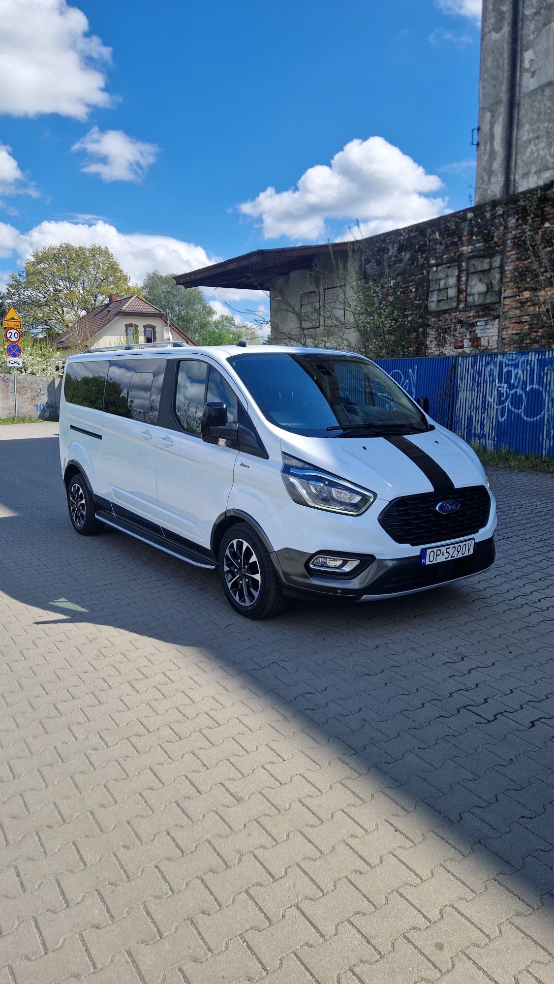 Wynajem busa  Ford Tourneo Custom Long 8os. Autom./Przewóz osób/Wesel