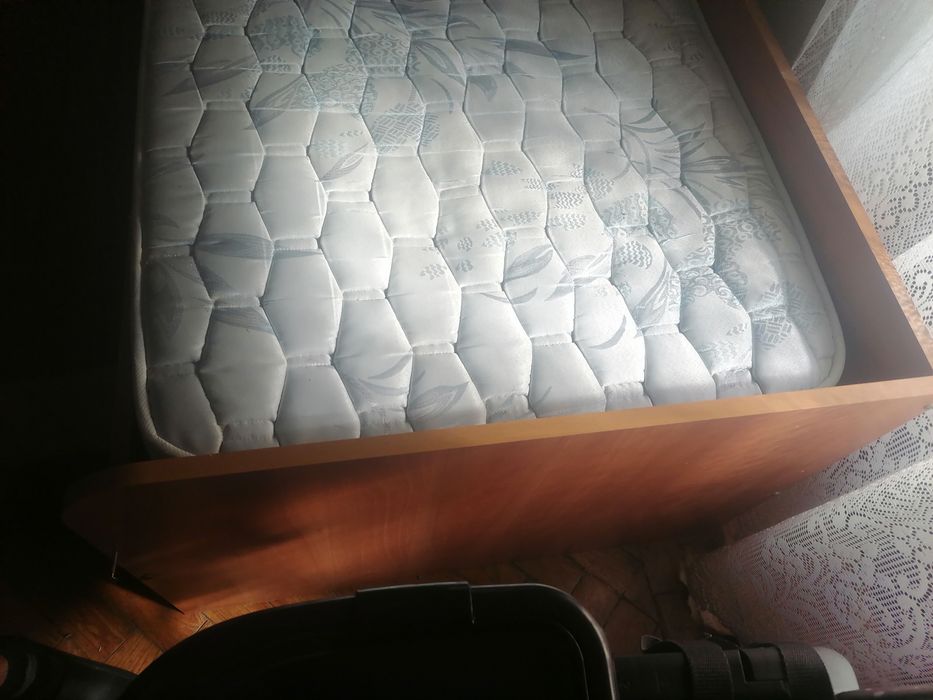 Cama solteiro com gavetão, 2 colchões (um nunca usado), ja desmontada.