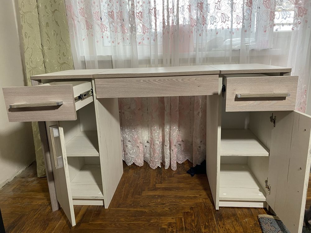 Продам універсальний стіл-трюмо