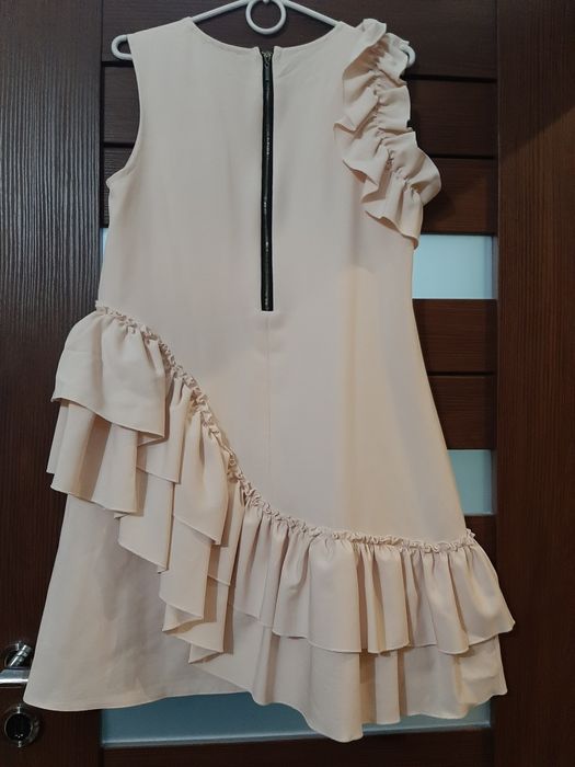 Sukienka beżowa z falbankami