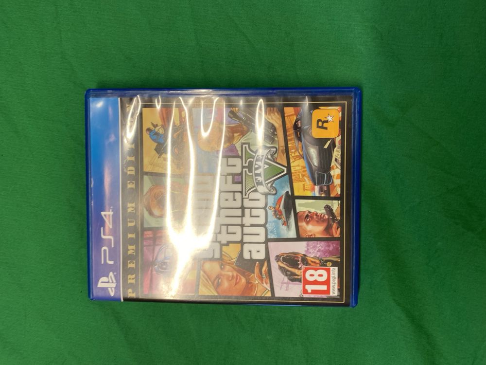 Vendo ps4 com jogos : gran turismo e gta  ,comando