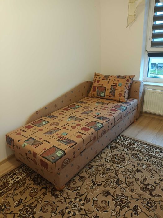 Tapczan/łóżko z pojemnikiem na pościel  oraz z podnoszonym zagłówkiem!