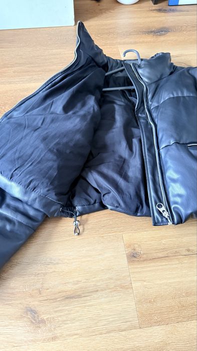 Blusão cropped de penas em pele NOVO Pull & Bear