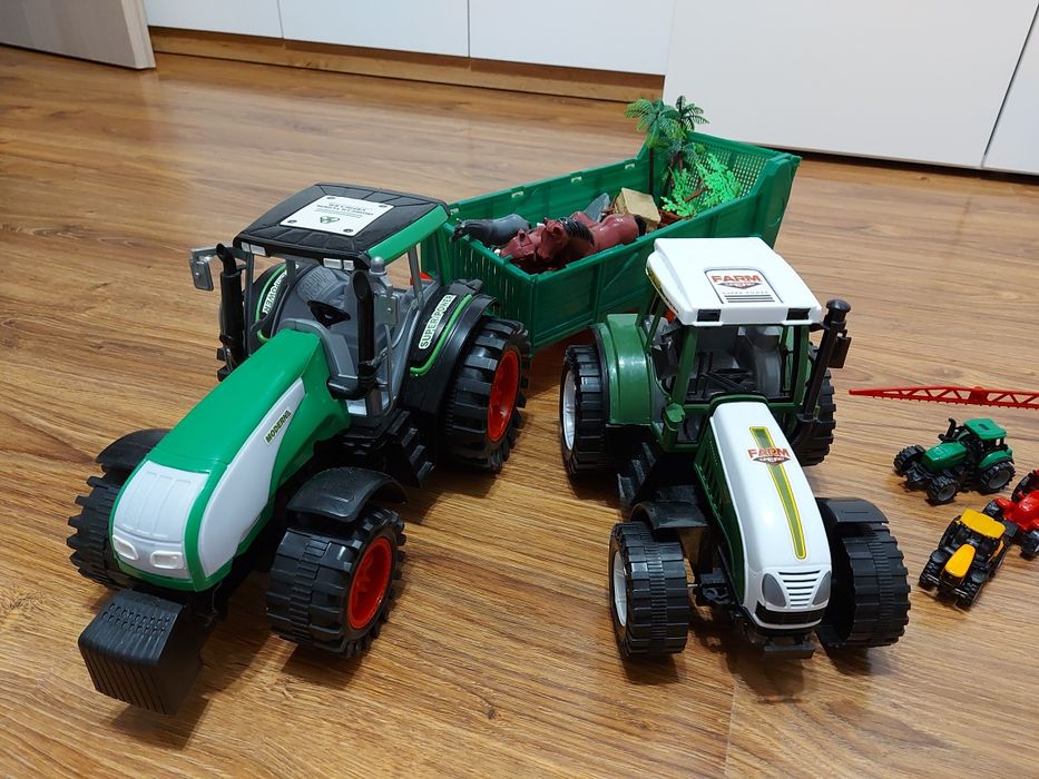 Traktor Farm z przyczepka i zwierzętami