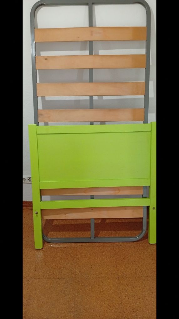 Cama de solteiro com estrado