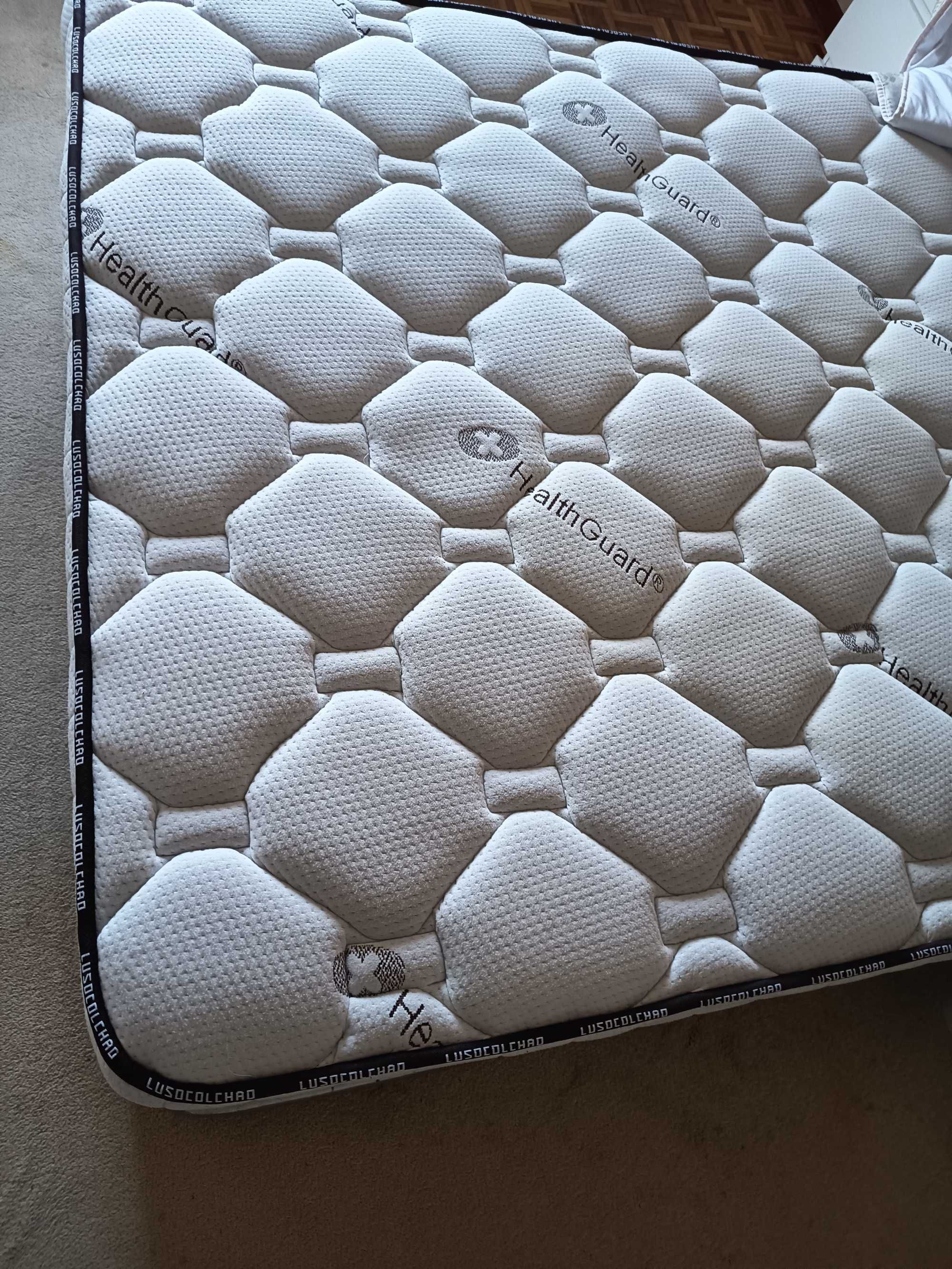 Cama de casal sommier com mesas de cabeceira