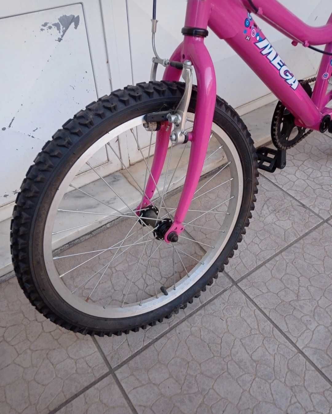 Bicicleta de criança cor de rosa