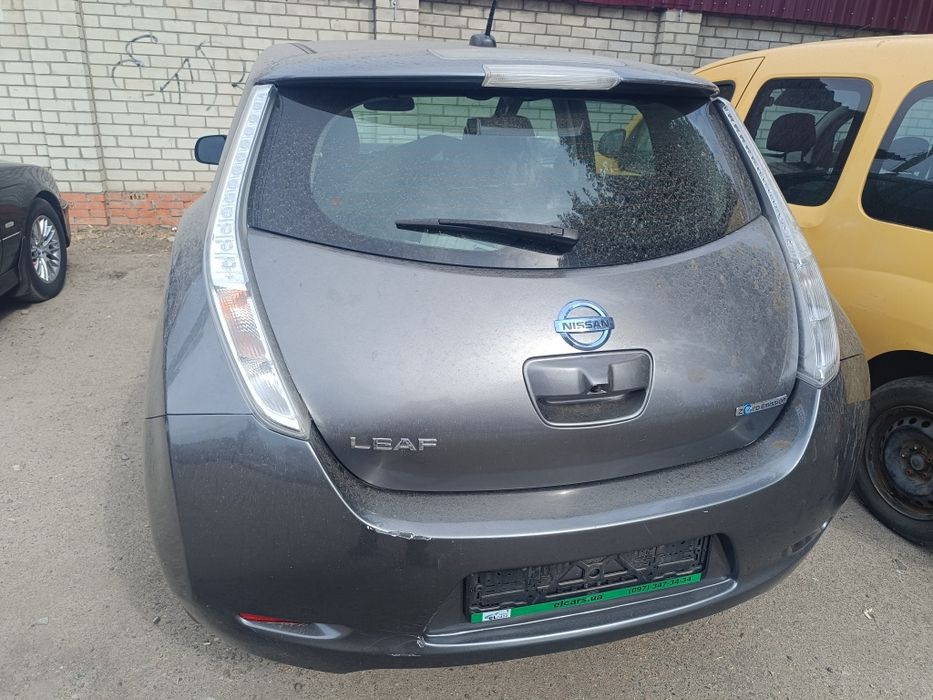Двері, дверь Nissan leaf
