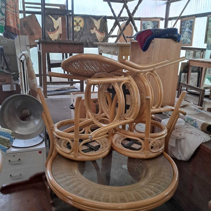 kredens stół szafa komoda krzesła stolik szafka skrzynia kufer łóżko