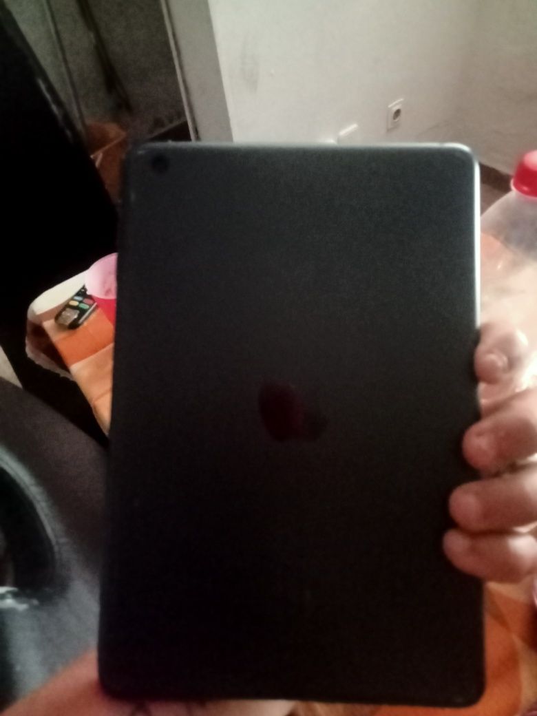 Estou a vender um iPad com um pouco do vidro partido