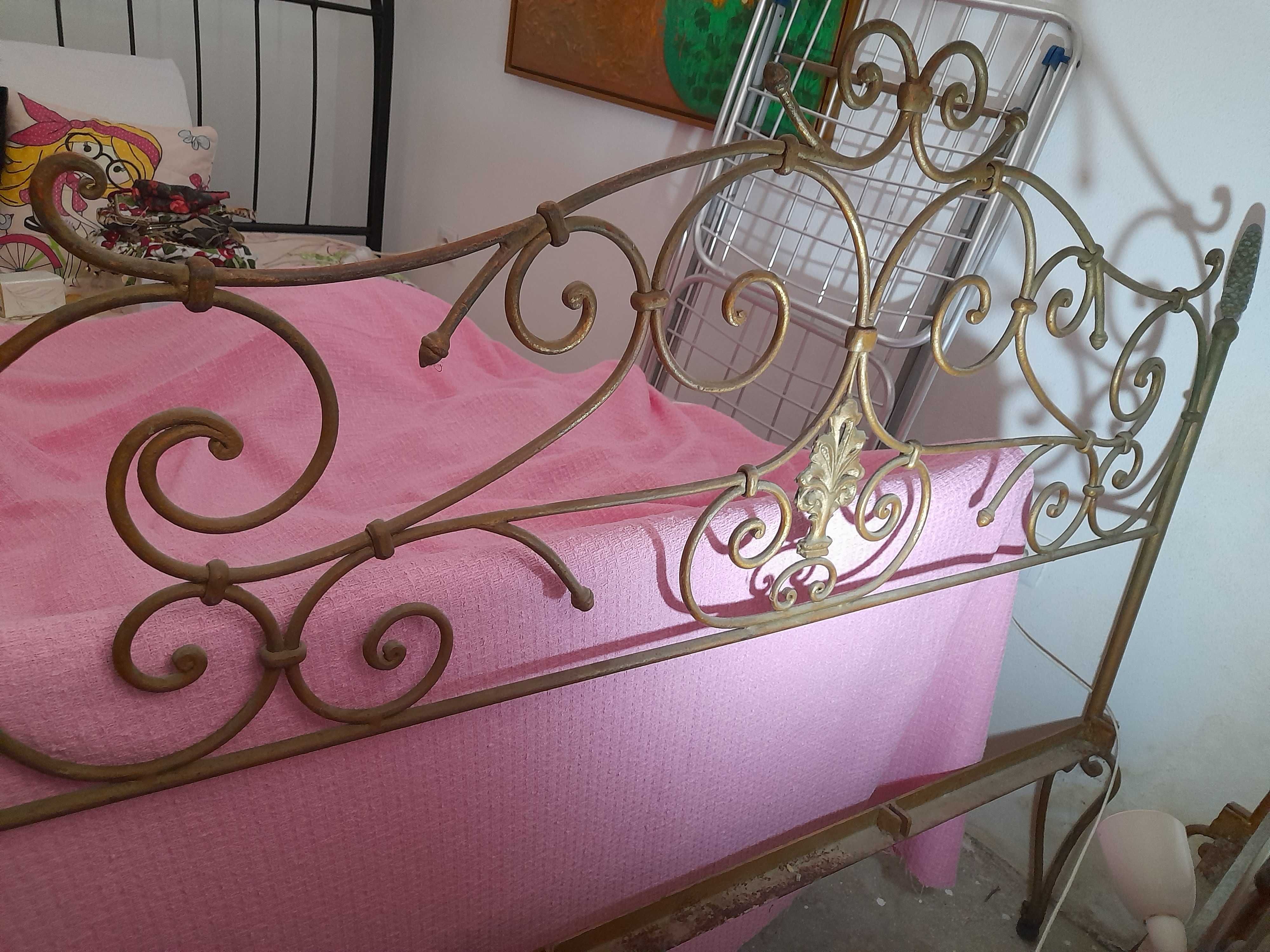Cama de ferro antiga incomum