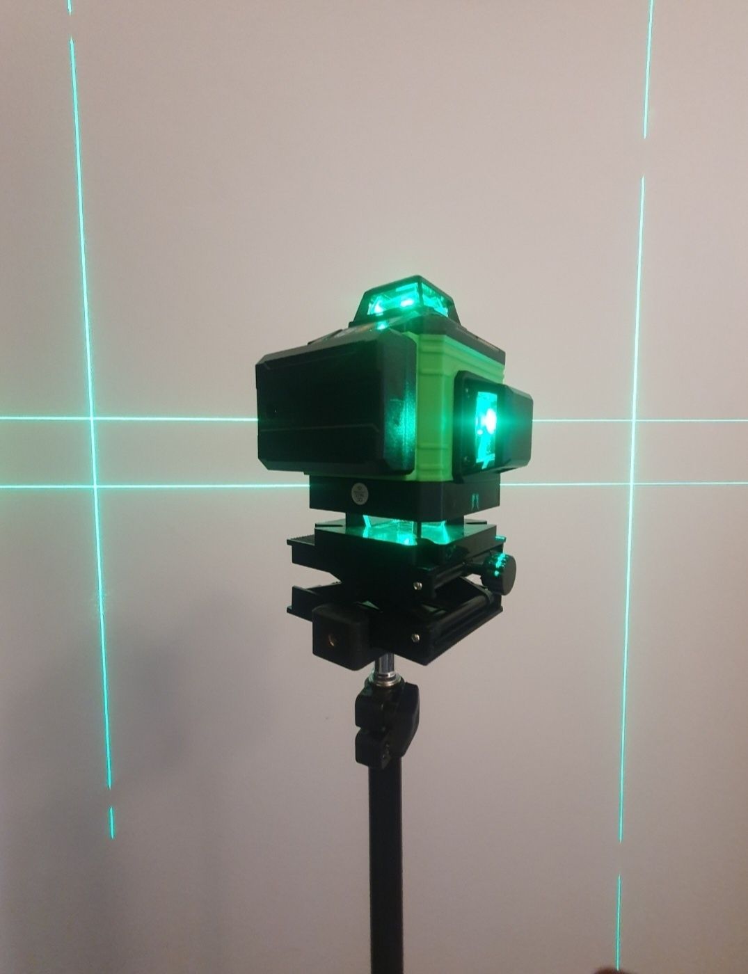 nivel laser 16 linhas com tripé como novo