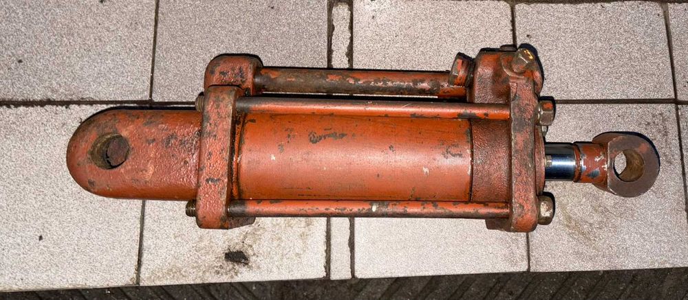 Гидроцилиндр заднеи навески  трактора Т-25