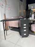 Mobilny kufer ze stolikiem do manicure