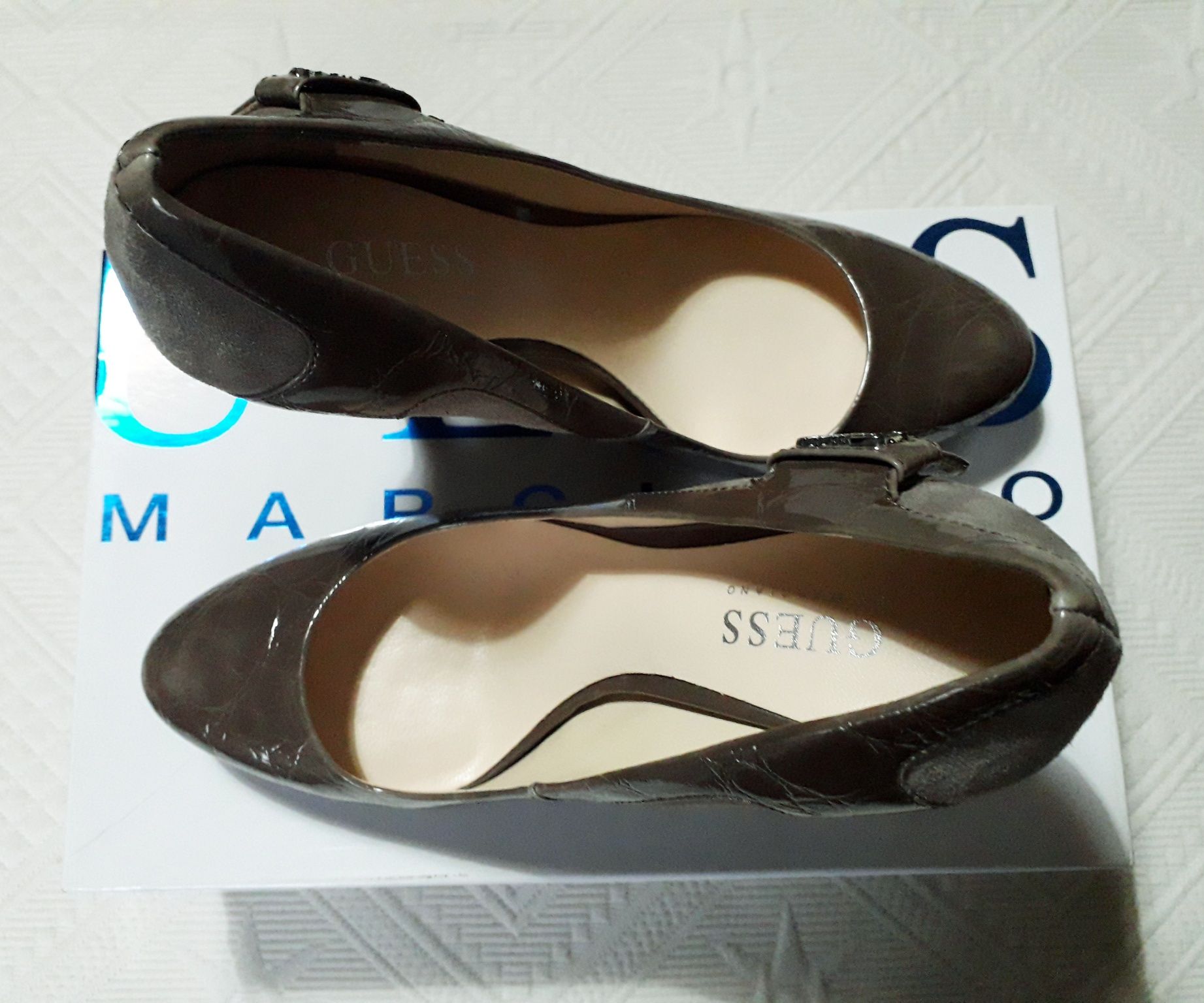 Sapatos de salto Guess