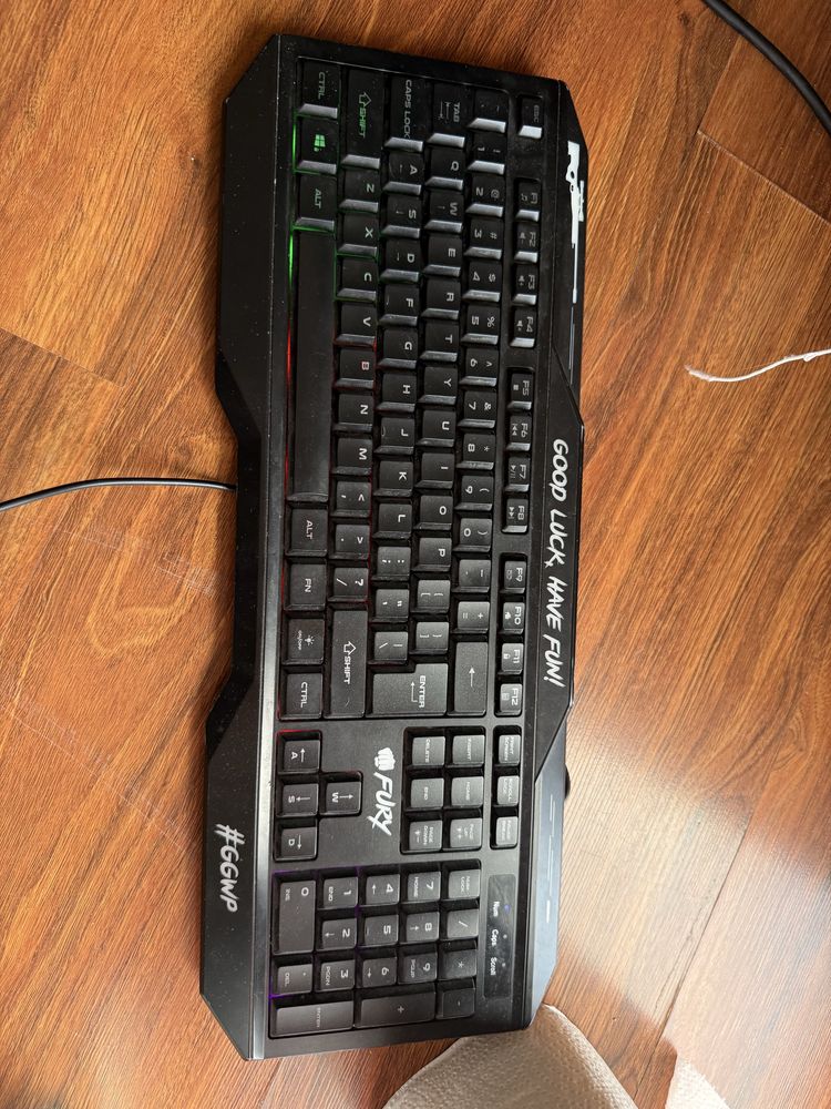 Zestwa gamingowy razem z monitorami