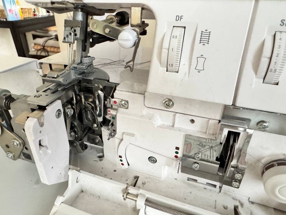 Коверлок Janome 1200d Professional