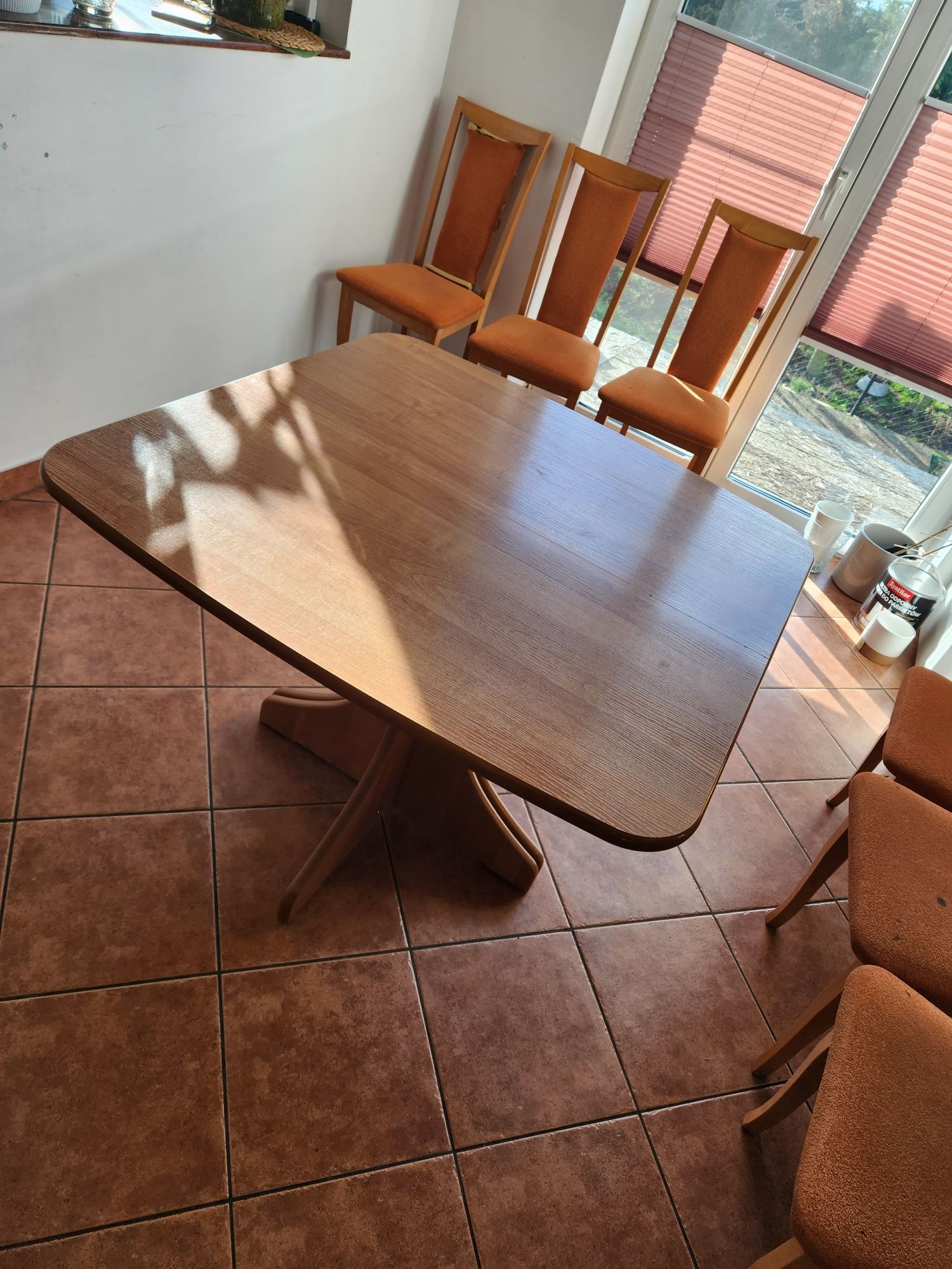 Stół rozkładany z 6 krzesłami