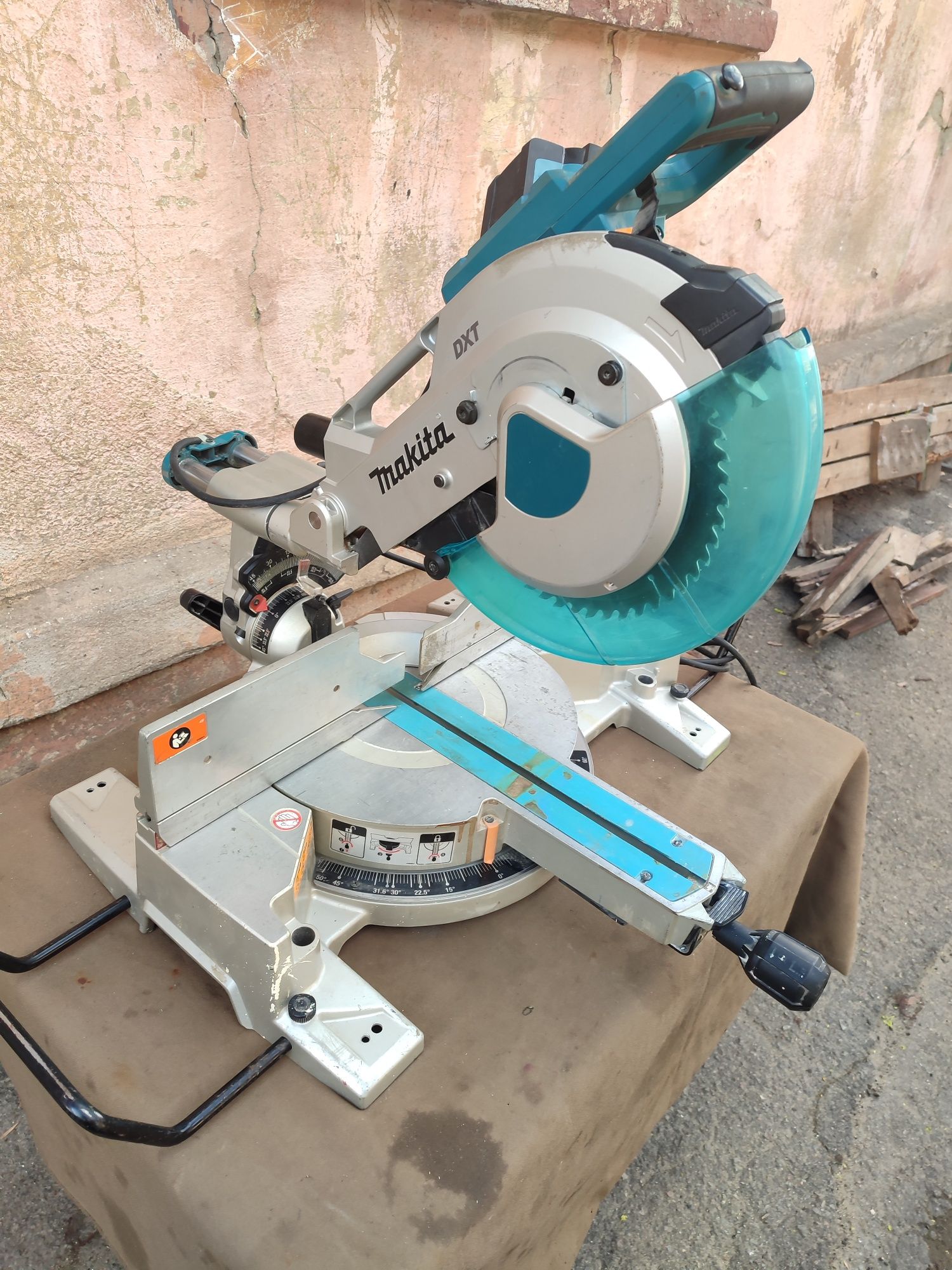 Торцовочная пила                             Makita  LS 1016.