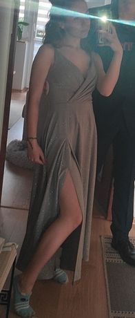 Sukienka brokatowa w kolorze srebrnym z rozcięciem na nodze