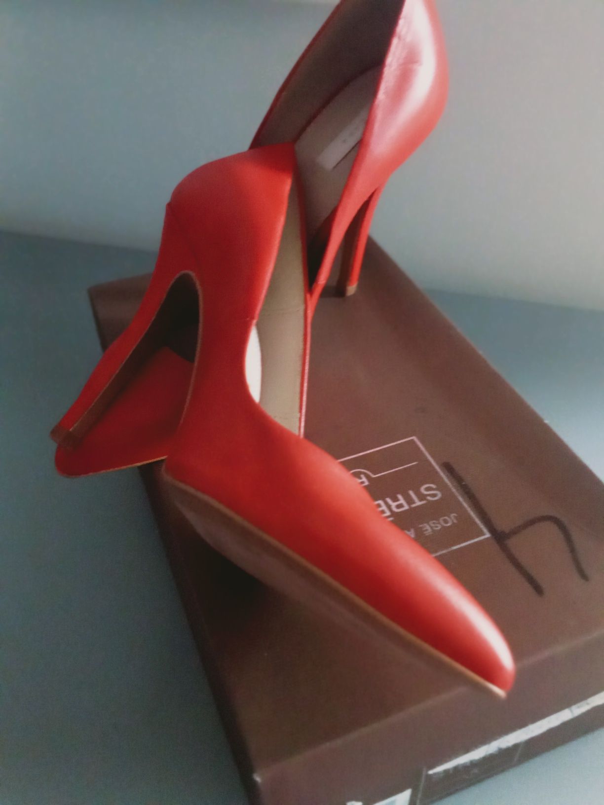 Sapatos e stileto cor alaranJado