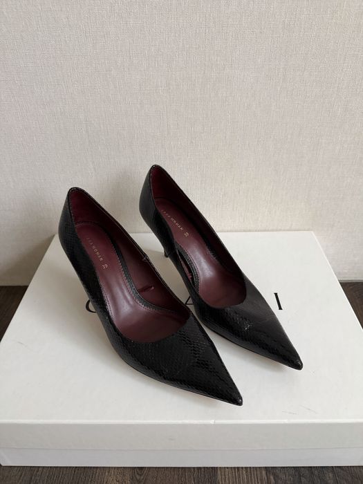 Елегантні чорні човники з фактурою під рептилію